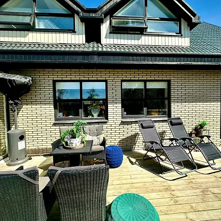 Luxurious House With Hot & Cold Tub Reykjavik