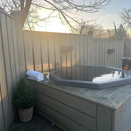 Luxurious House With Hot & Cold Tub Villa Reykjavik