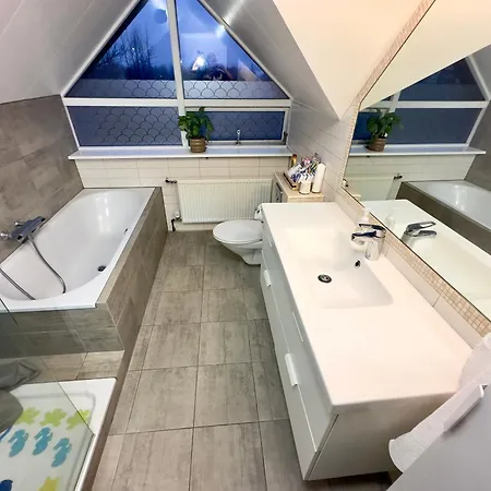 Luxurious House With Hot & Cold Tub * Reykjavik
