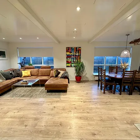 Luxurious House With Hot & Cold Tub * Reykjavik